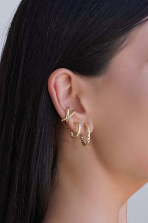 Brinco Argola Torcida Tamanho M Banhado a Ouro 18K