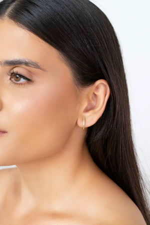 Brinco Meia Argola Oval Liso Banhado a Ouro 18K