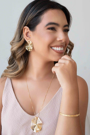 Brinco Flor Vazada Banhado a Ouro 18K