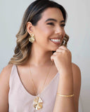 Brinco Flor Vazada Banhado a Ouro 18K