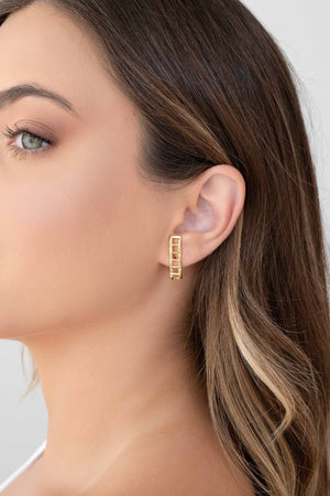 Ear Hook Quadrado Vazado Banhado a Ouro 18K