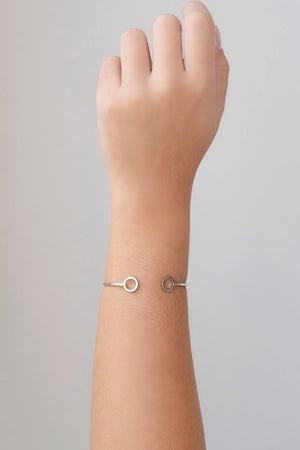 Bracelete Filete Esferas Vazadas Liso Ródio Branco