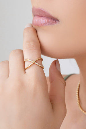 Anel Ajustável em X Cravejado Cristal Tamanho M Banhado a Ouro 18K
