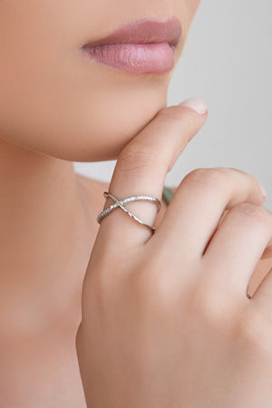 Anel Ajustável em X Cravejado Cristal Tamanho M Ródio Branco