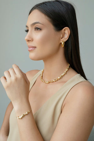 Pulseira Cascalhos Lisos Fecho Gravata Banhado a Ouro 18K