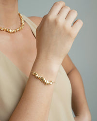 Pulseira Cascalhos Lisos Fecho Gravata Banhado a Ouro 18K