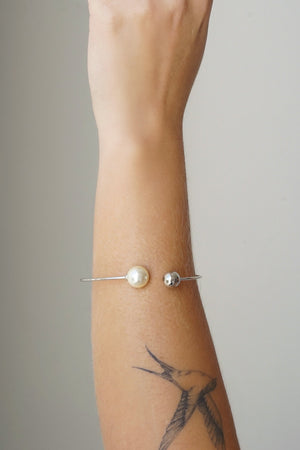 Bracelete Bola Lisa e Pérola Ródio Branco