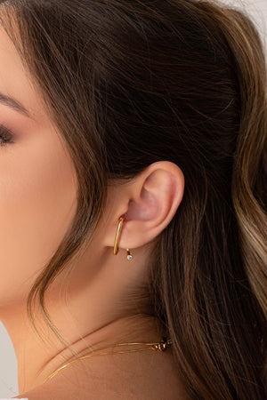 Ear Hook Liso Ponto de Luz Cravação Inglesa Banhado a Ouro 18K