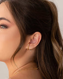 Ear Hook Liso Ponto de Luz Cravação Inglesa Banhado a Ouro 18K