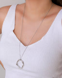 Gargantilha Longa Pingente Orgânico Vazado 3.8 cm Ródio Branco - 65 cm