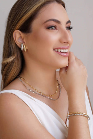 Ear Hook Torcido Liso Banhado a Ouro 18K