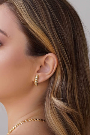 Ear Hook Torcido Liso Banhado a Ouro 18K