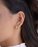 Brinco Argola Click Detalhada 1.3 cm Banhado a Ouro 18K