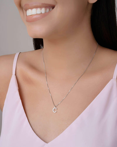 Colar Veneziana Letra C Cravejada Cristal Ródio Branco - 45 cm