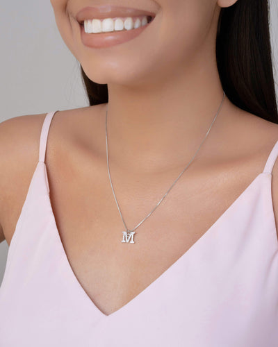 Colar Veneziana Letra M Cravejada Cristal Ródio Branco - 45 cm
