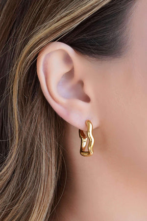 Brinco Argola Click Ondulada 2.4 cm Banhado a Ouro 18K