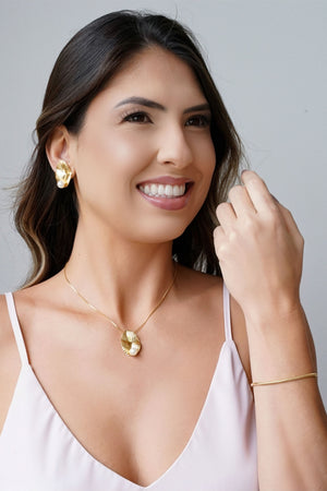 Brinco Oval Orgânico Pérola 2.5 cm Banhado a Ouro 18K