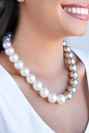 Gargantilha Bolas Lisas e Pérolas Ródio Branco - 40 cm