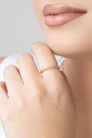 Anel Ajustável Torcido Tamanho M Banhado a Ouro 18K