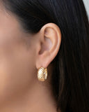 Brinco Argola Click Frisada Lisa 2.1 cm Banhado a Ouro 18K