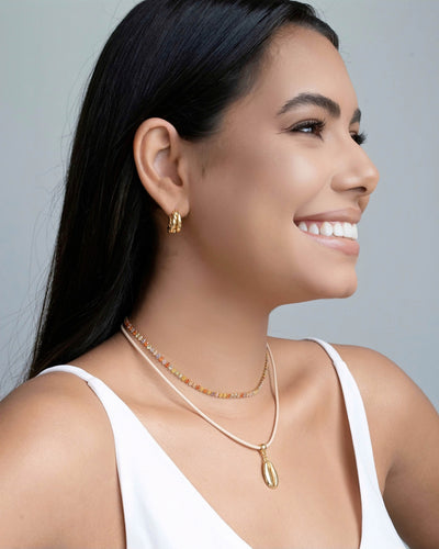 Choker Fio Coreano Bege Búzio Banhado a Ouro 18K - 35 cm