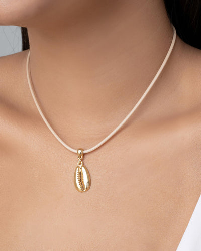 Choker Fio Coreano Bege Búzio Banhado a Ouro 18K - 35 cm