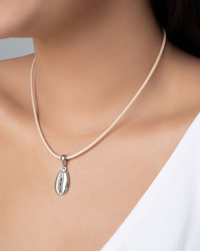 Choker Fio Coreano Bege Búzio Ródio Branco - 35 cm