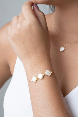 Pulseira Concha Pérola Fecho Gravata Banhado a Ouro 18K