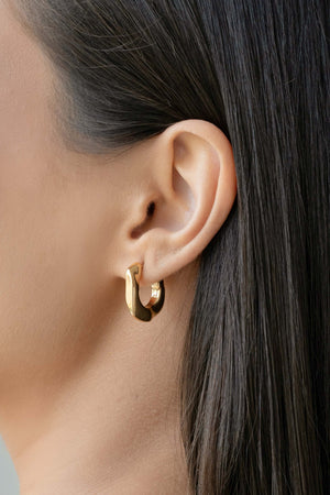 Brinco Argola Click Quadrada Orgânica Lisa 1.9 cm Banhado a Ouro 18K