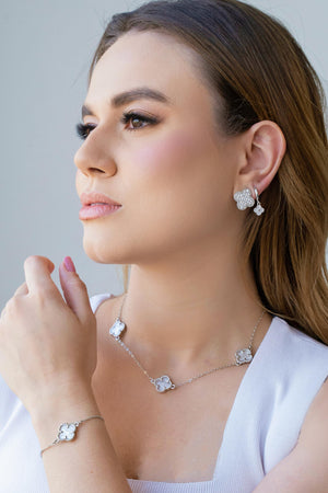 Choker Elos Trevos Madrepérola Ródio Branco