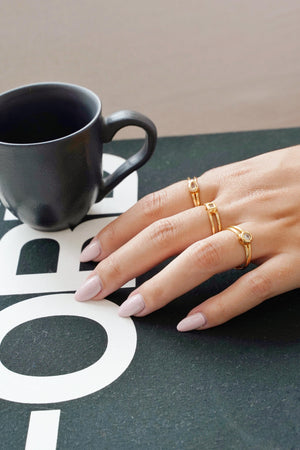 Anel Vazado Ponto de Luz Cristal Tamanho 22 Banhado a Ouro 18K