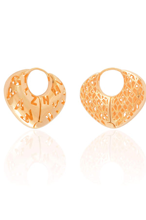 Brinco Argola Click Letras Detalhes Vazados 2.5 cm Banhado a Ouro 18K