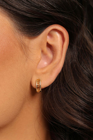 Brinco Argola Click Detalhada Vazada 1.2 cm Banhado a Ouro 18K