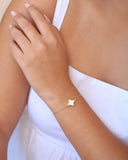 Pulseira Elos Trevo Madrepérola Fecho Gravata Banhado a Ouro 18K