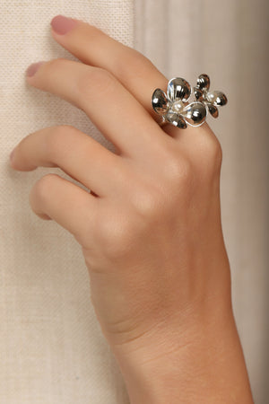 Anel Ajustável Flor Pérola Tamanho G Ródio Branco