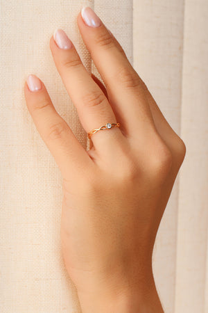 Anel Entrelaçado Ponto de Luz Cristal Tamanho 14 Banhado a Ouro 18K