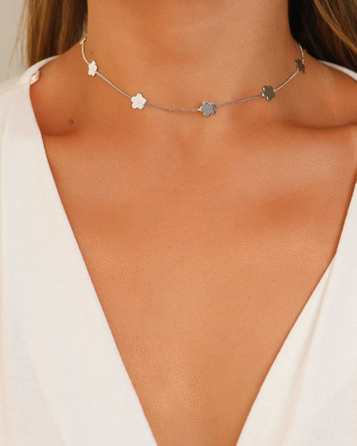 Choker Flores Texturizadas 8 mm Ródio Branco - 31 cm