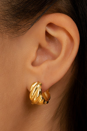 Brinco Argola Click Detalhada Lisa 1.5 cm Banhado a Ouro 18K