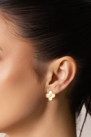 Brinco Flor Riscada com Ponto de Luz Cristal Banhado a Ouro 18K