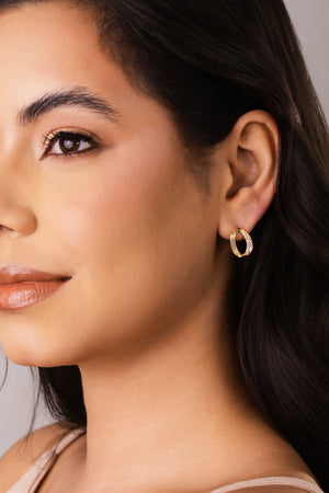 Brinco Oval Torcido Cravejado Cristal Texturizado 1.6 cm Banhado a Ouro 18K