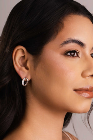 Brinco Oval Torcido Cravejado Cristal Texturizado 1.6 cm Ródio Branco