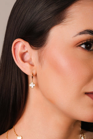 Brinco Argola Click Trevo Tom Madrepérola 2.6 cm Banhado a Ouro 18K