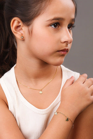 Brinco Infantil Flor Riscada 7 mm Ponto de Luz Cristal Banhado a Ouro 18K