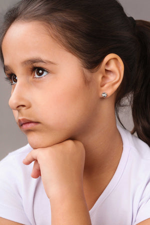 Brinco Infantil Flor Riscada 7 mm Ponto de Luz Cristal Ródio Branco