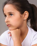 Brinco Infantil Flor Riscada 7 mm Ponto de Luz Cristal Ródio Branco