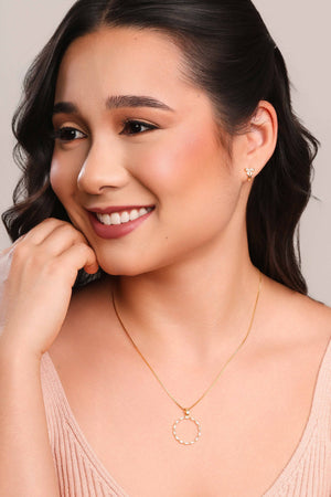 Brinco Argola Click Laço Baguetes Cristal 1.0 cm Banhado a Ouro 18K