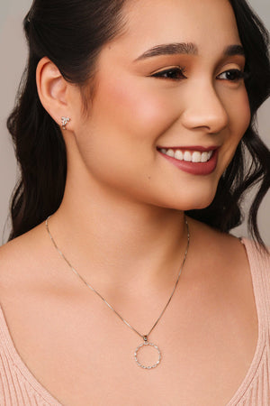 Brinco Argola Click Laço Baguetes Cristal 1.0 cm Banhado a Ouro 18K