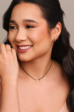 Choker Fio Coreano Preto Cruz Lisa Banhado a Ouro 18K