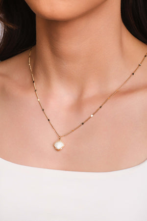 Gargantilha Plaquinhas Concha Perolada Banhado a Ouro 18K - 40 cm