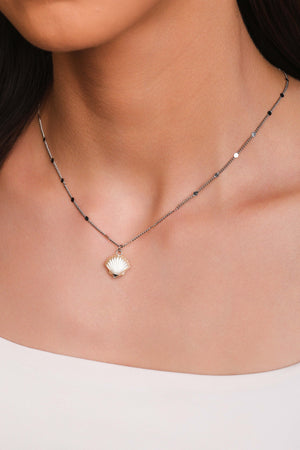 Gargantilha Plaquinhas Concha Perolada Ródio Branco - 40 cm